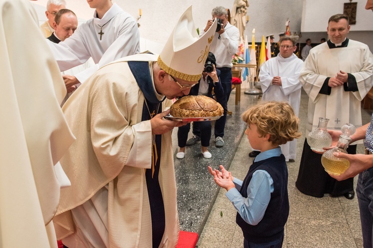 Regalia i róża dla Matki Bożej Pocieszenia