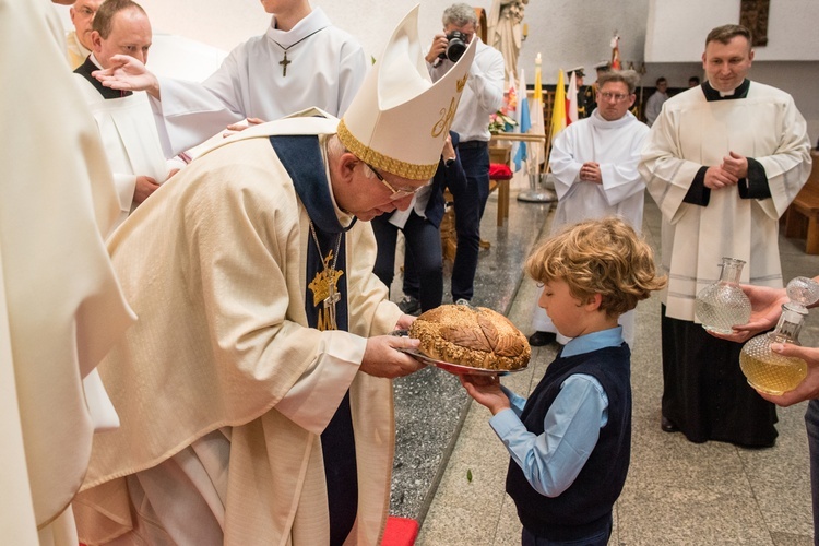 Regalia i róża dla Matki Bożej Pocieszenia