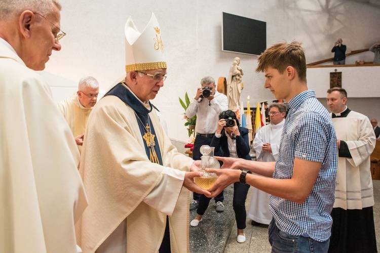 Regalia i róża dla Matki Bożej Pocieszenia