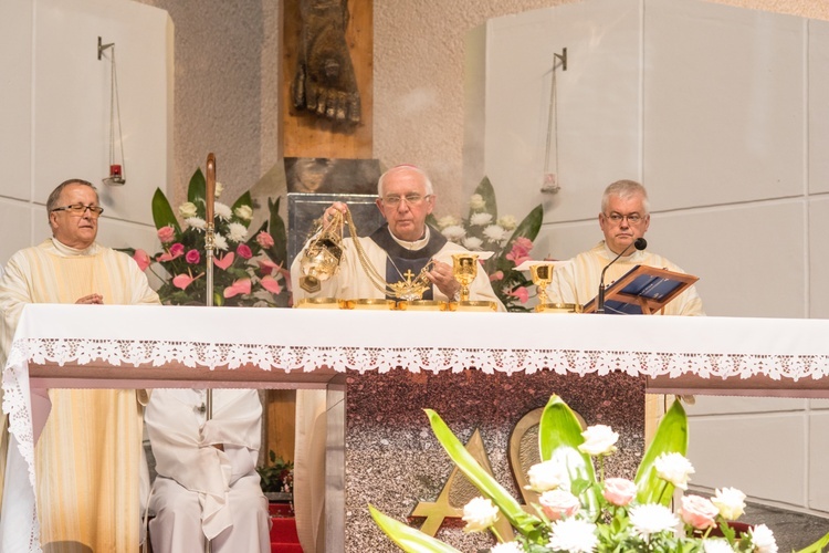 Regalia i róża dla Matki Bożej Pocieszenia