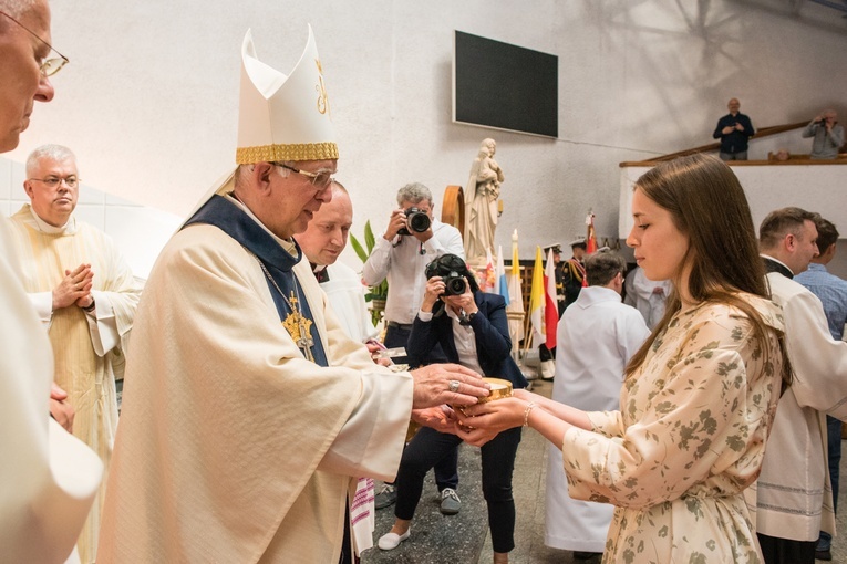 Regalia i róża dla Matki Bożej Pocieszenia