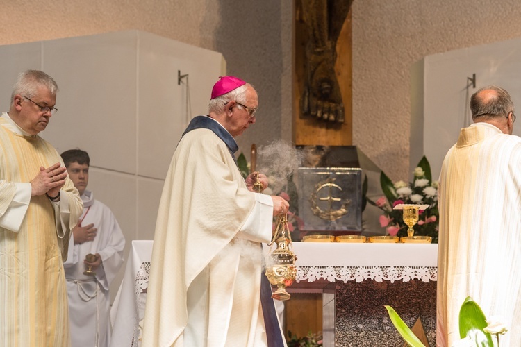 Regalia i róża dla Matki Bożej Pocieszenia