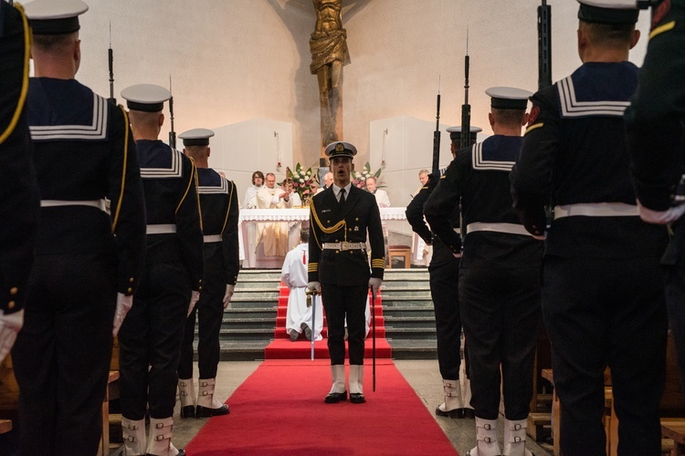 Regalia i róża dla Matki Bożej Pocieszenia