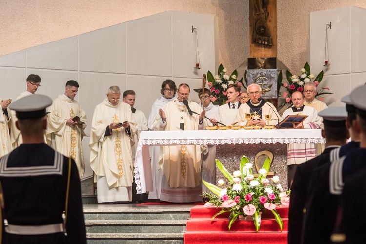 Regalia i róża dla Matki Bożej Pocieszenia