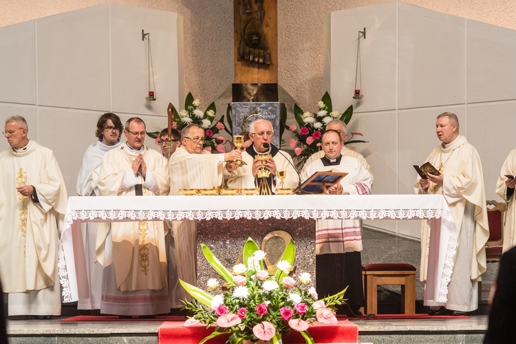 Regalia i róża dla Matki Bożej Pocieszenia