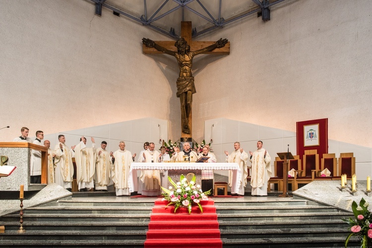 Regalia i róża dla Matki Bożej Pocieszenia