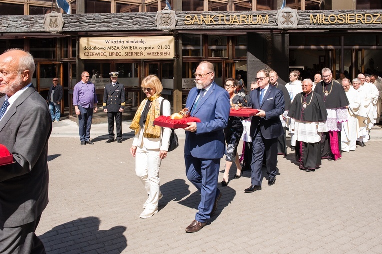 Regalia i róża dla Matki Bożej Pocieszenia