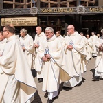 Regalia i róża dla Matki Bożej Pocieszenia