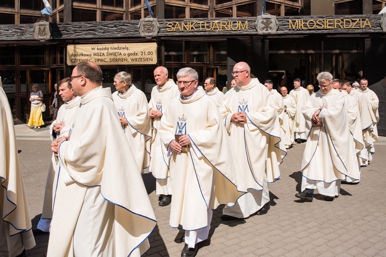Regalia i róża dla Matki Bożej Pocieszenia