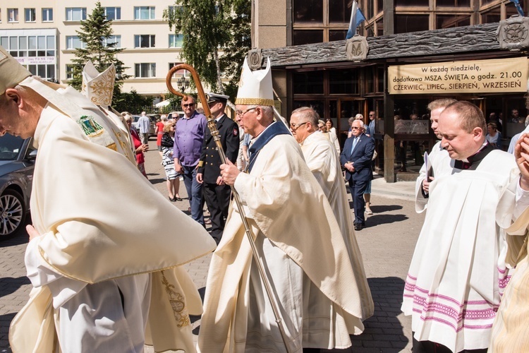 Regalia i róża dla Matki Bożej Pocieszenia