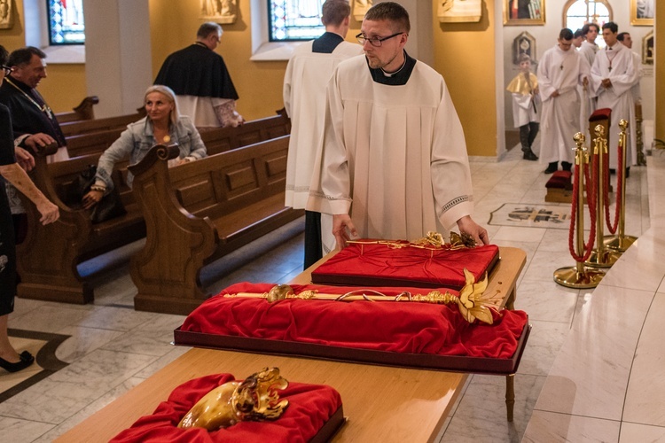 Regalia i róża dla Matki Bożej Pocieszenia