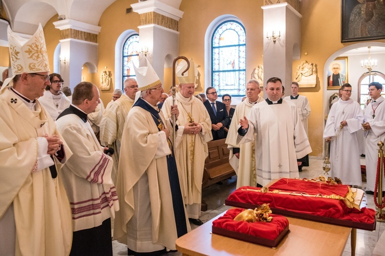 Regalia i róża dla Matki Bożej Pocieszenia