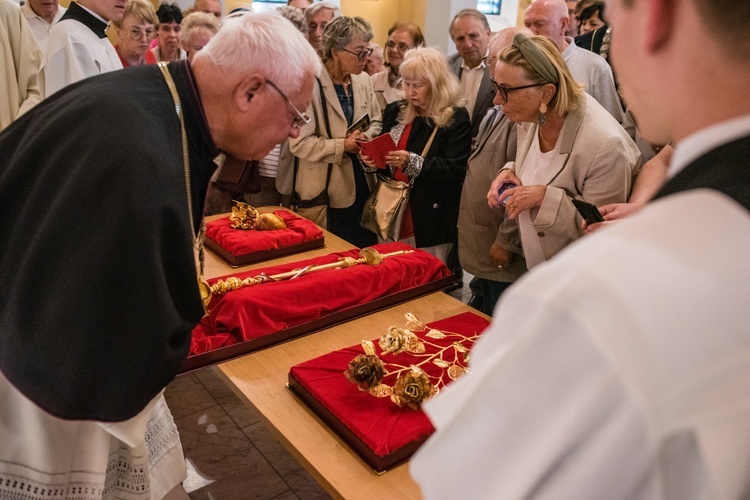 Regalia i róża dla Matki Bożej Pocieszenia