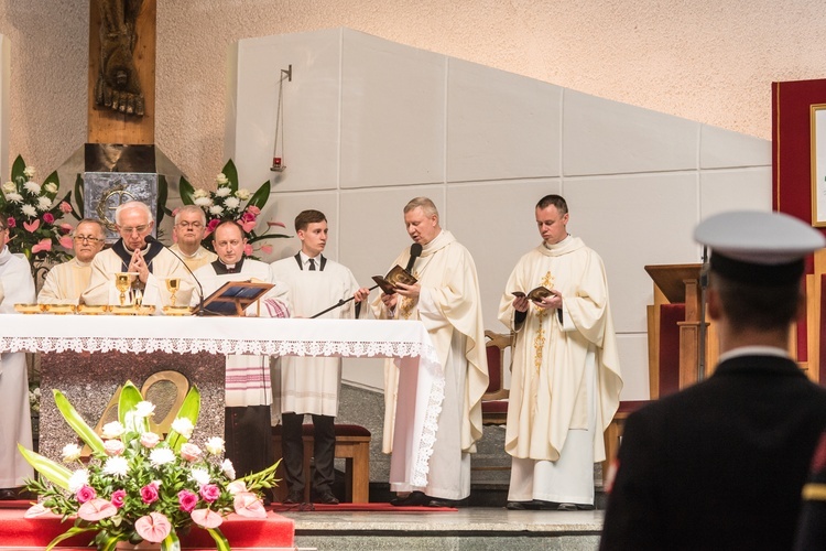 Regalia i róża dla Matki Bożej Pocieszenia