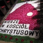 Dywan kwiatowy w sanktuarium maryjnym w Przasnyszu