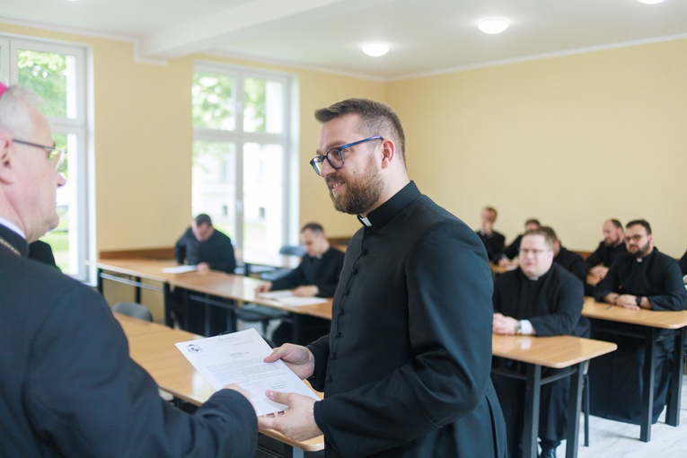 Wręczenie dekretów dla proboszczów i wikariuszy