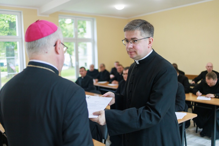 Wręczenie dekretów dla proboszczów i wikariuszy