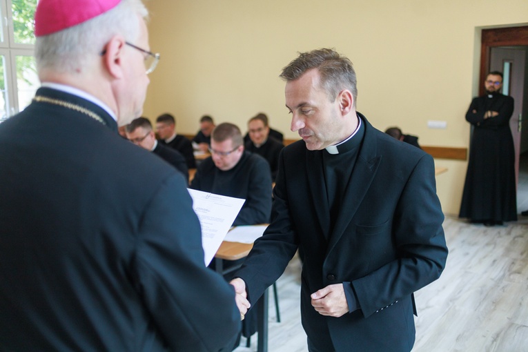 Wręczenie dekretów dla proboszczów i wikariuszy