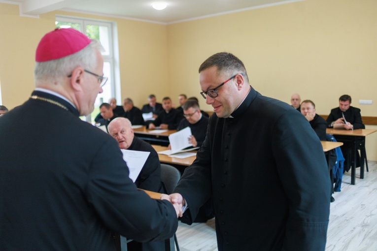 Wręczenie dekretów dla proboszczów i wikariuszy