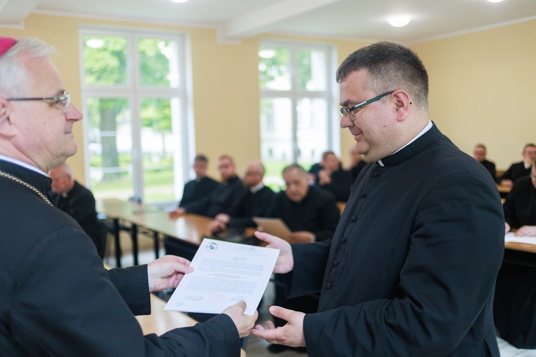 Wręczenie dekretów dla proboszczów i wikariuszy