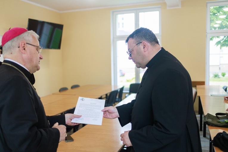 Wręczenie dekretów dla proboszczów i wikariuszy