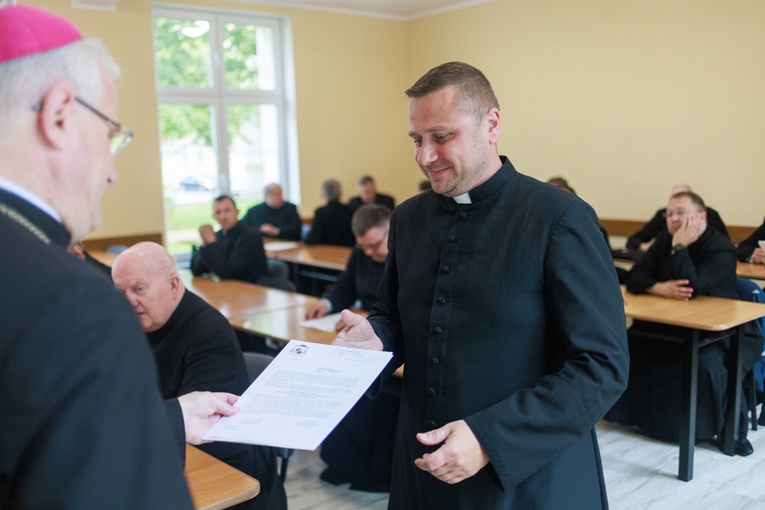 Wręczenie dekretów dla proboszczów i wikariuszy