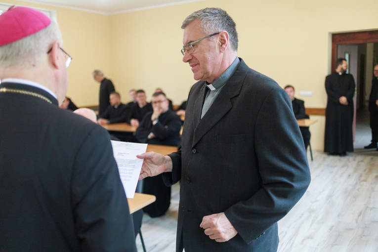 Wręczenie dekretów dla proboszczów i wikariuszy