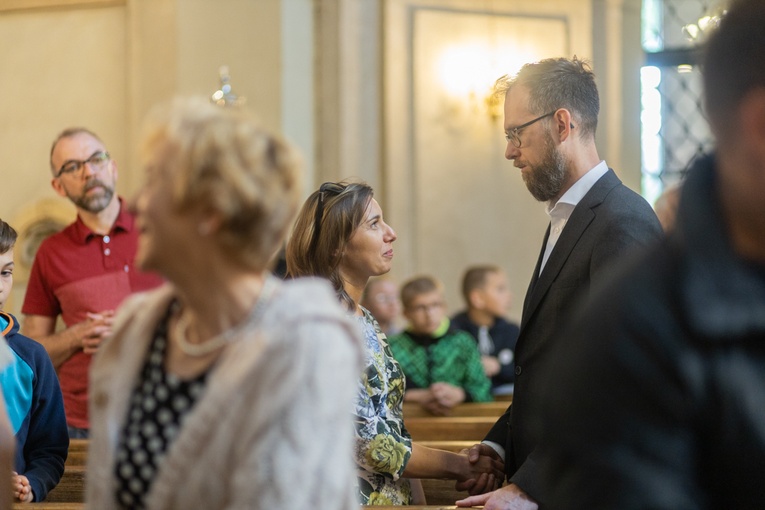  W trakcie Eucharystii obecne na spotkaniu małżeństwa odnowiły przysięgę małżeńską.