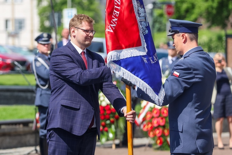 Katowice. Areszt Śledczy z nadanym sztandarem