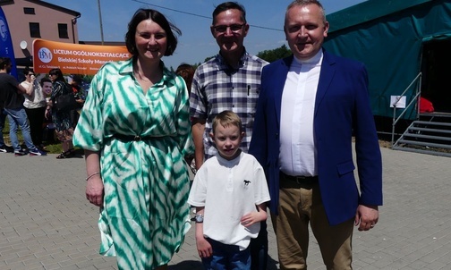 Ks. Robert Kurpios, Grzegorz Giercuszkiewicz z gośćmi janowickigo święta: Anną Sławińską - dyrektor DPS w Strumieniu i Jarkiem, jednym z podopiecznych tej placówki.