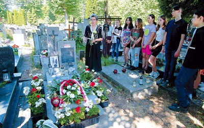 Skromna uroczystość upamiętniająca J. Gierygę na cmentarzu Agrykola. W przyszłości podobne oznaczenia mają zostać umieszczone na mogiłach innych zasłużonych. 
