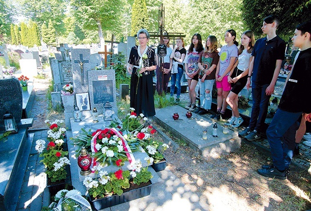 Skromna uroczystość upamiętniająca J. Gierygę na cmentarzu Agrykola. W przyszłości podobne oznaczenia mają zostać umieszczone na mogiłach innych zasłużonych. 