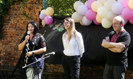 Od lewej: Beata Klimczak, dyrektor katolickiego przedszkola, Katarzyna Kawalerowicz, dyrektor KLO, i ks. Tomasz Sroka, duszpasterz katolickich placówek oświatowych w Cieszynie.