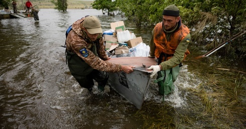 Dominikanie i wolontariusze z Fastowa dostarczają polską pomoc powodzianom w ostrzeliwanym przez Rosjan Chersoniu; z transportem przyjechał ambasador RP