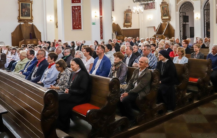 Pielgrzymka osób posługujących w parafiach do Rokitna