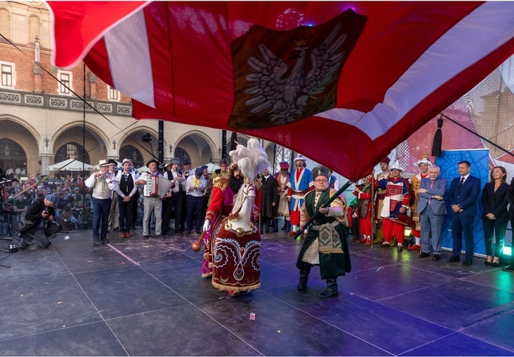 Nowy Lajkonik harcował po Krakowie