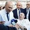 Papież został wypisany ze szpitala: „wraca silniejszy i w lepszej formie”