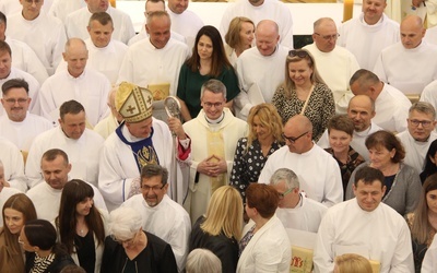 Dzięki nim Chrystus przemierza drogę od kościoła do domów