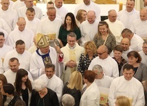 Dzięki nim Chrystus przemierza drogę od kościoła do domów