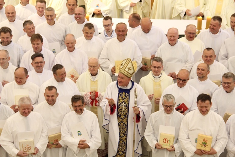 Tarnów. Błogosławieństwo nadzwyczajnych szafarzy Komunii św.