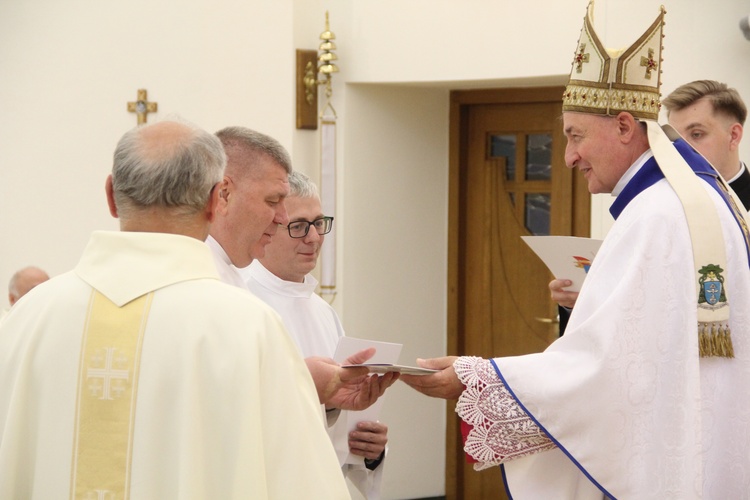 Tarnów. Błogosławieństwo nadzwyczajnych szafarzy Komunii św.