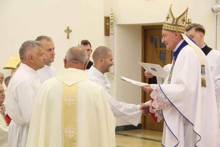 Tarnów. Błogosławieństwo nadzwyczajnych szafarzy Komunii św.