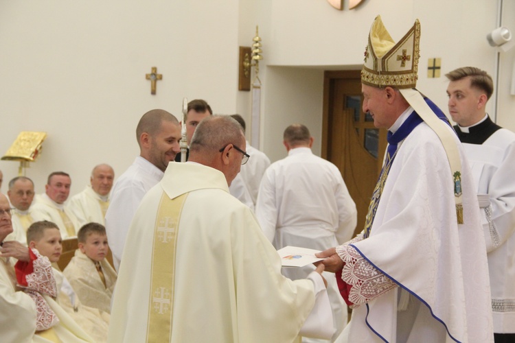 Tarnów. Błogosławieństwo nadzwyczajnych szafarzy Komunii św.