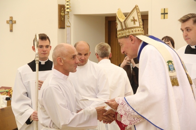 Tarnów. Błogosławieństwo nadzwyczajnych szafarzy Komunii św.