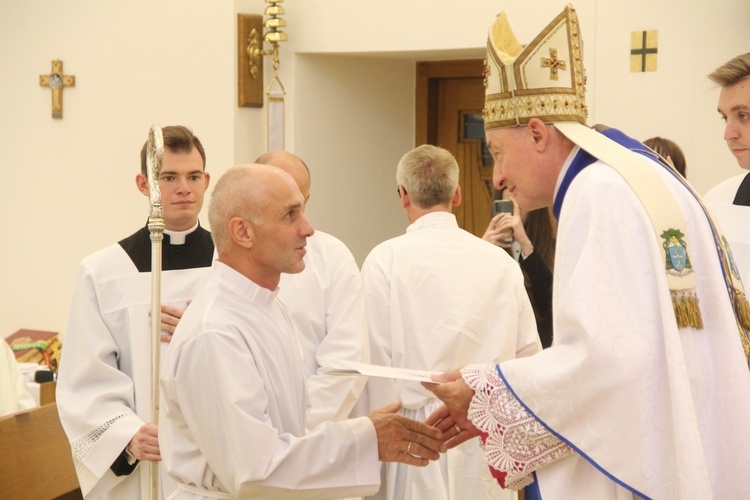 Tarnów. Błogosławieństwo nadzwyczajnych szafarzy Komunii św.