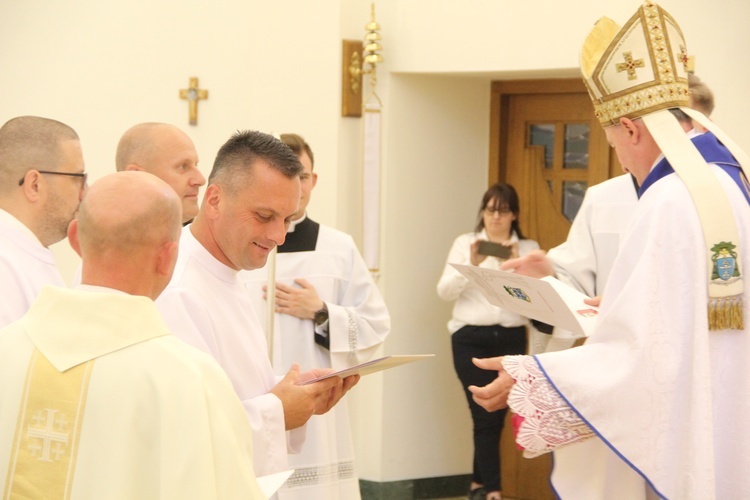 Tarnów. Błogosławieństwo nadzwyczajnych szafarzy Komunii św.