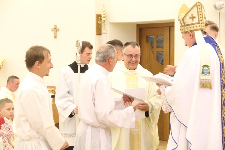 Tarnów. Błogosławieństwo nadzwyczajnych szafarzy Komunii św.