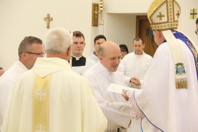 Tarnów. Błogosławieństwo nadzwyczajnych szafarzy Komunii św.