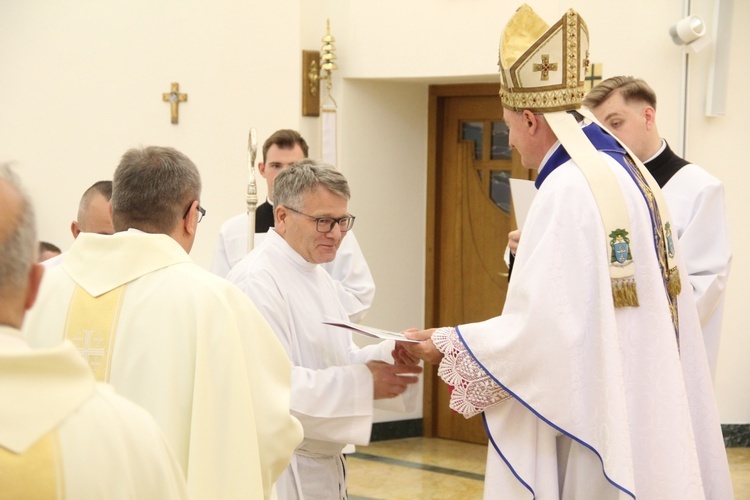 Tarnów. Błogosławieństwo nadzwyczajnych szafarzy Komunii św.