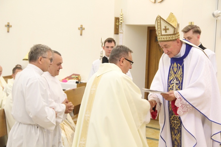 Tarnów. Błogosławieństwo nadzwyczajnych szafarzy Komunii św.